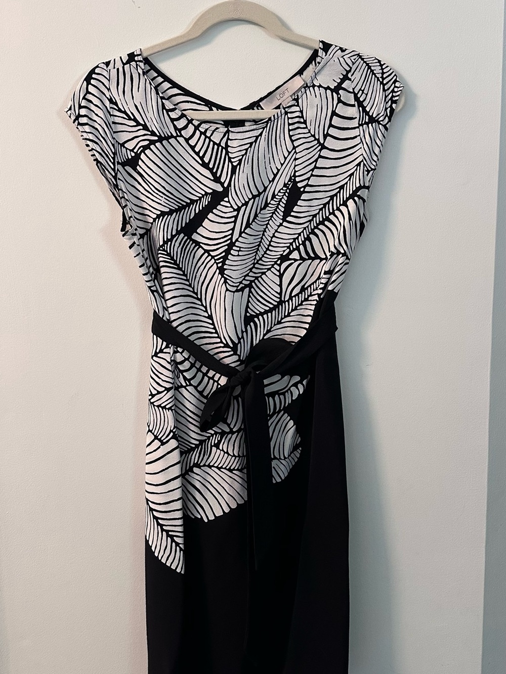 LOFT Black and White Leaf-Print Midi Dress with Tie Belt | 100% Rayon | Size 8